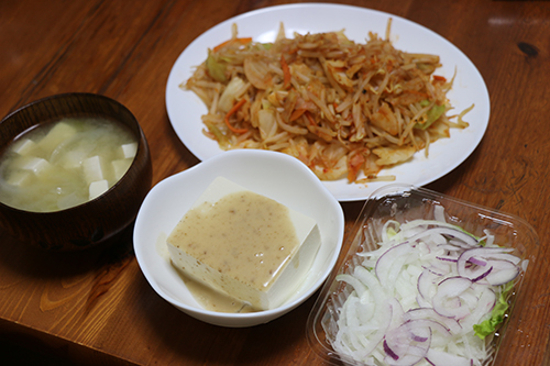 辛い野菜炒め・味噌汁・豆腐・玉ねぎサラダ