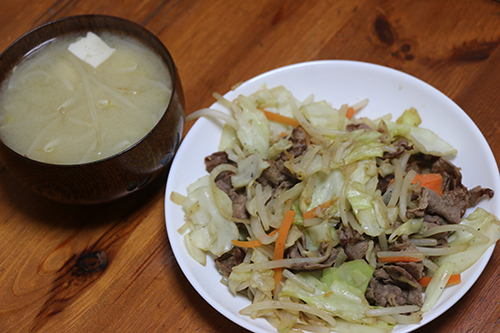 味噌汁・肉野菜炒め