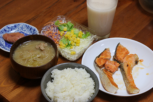 鮭・明太子・豚汁・サラダ・甘酒朝食