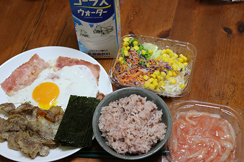 ベーコンエッグ・豚肉炒め・五穀ご飯・いか明太・サラダの朝食