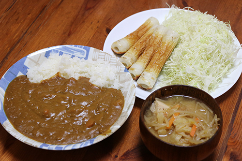 カレーに豚汁、ちくわにキャベツの朝食
