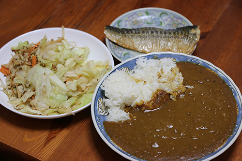 野菜炒め、カレーにサバの塩焼き朝食