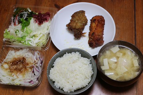 唐揚げ・サラダ・ご飯・味噌汁の朝食
