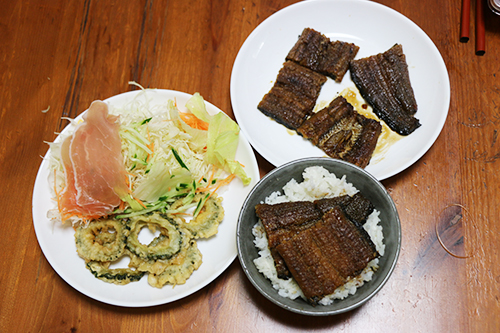 うなぎと生ハムとゴーヤの揚げもの朝食