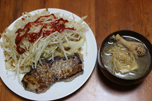ステーキともやしとお汁の朝食