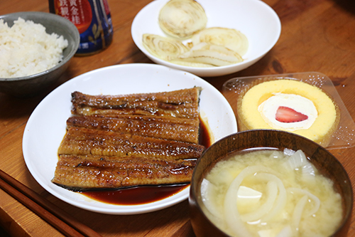 味噌汁・うなぎ・玉ねぎ・ロールケーキの朝食