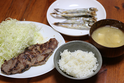 ステーキとししゃもの朝食