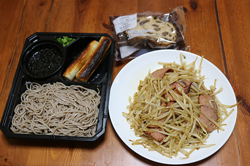 蕎麦・肉もやし炒め・ちくわにパンの朝食