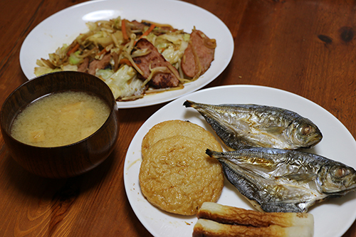 魚の干物にちくわにすり身野菜炒めに味噌汁の朝食