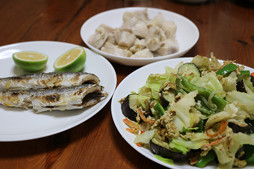 かますの塩焼き・鶏肉・野菜炒めの朝食