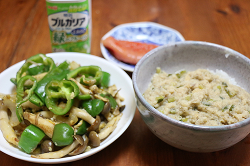 野菜炒め・さつま茶漬け・明太子・ブルガリア飲むヨーグルトの朝食
