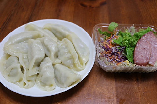 水餃子とサラダの朝食