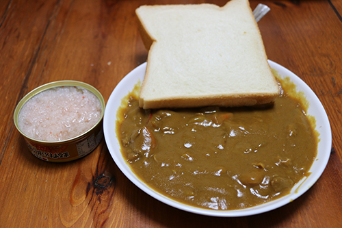 カレーとパンとカニの缶詰の朝食