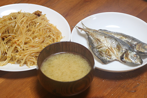 魚の干物に野菜炒めに味噌汁の朝食