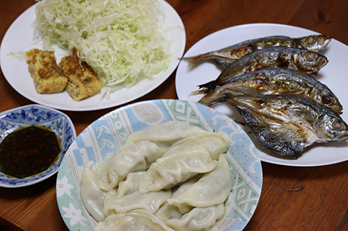 水餃子と卵焼き、鯵の干物4枚の朝食