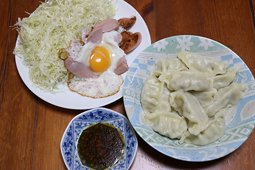 水餃子とハムの目玉焼き焼きキャベツの朝食