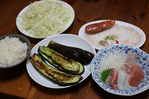 魚の刺身盛り合わせ・明太子・焼きナスとキャベツに白ご飯の朝食